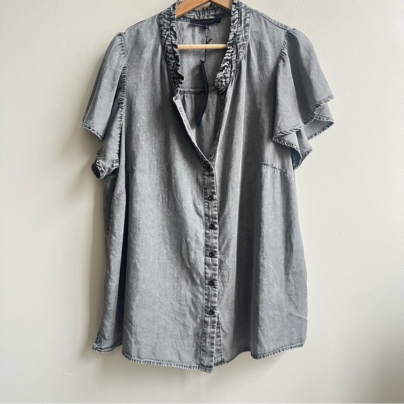 Jane and Delancey lightweight denim v-neck button down short sleeve top Size 1X - Picture 2 of 5